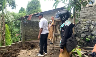 Petugas BPBD Ternate bersama aparatur kelurahan dan kecamatan melakukan pengecekan terhadap potensi wilayah yang terdampak bencana banjir di Ternate, Selasa (17/12/2024).