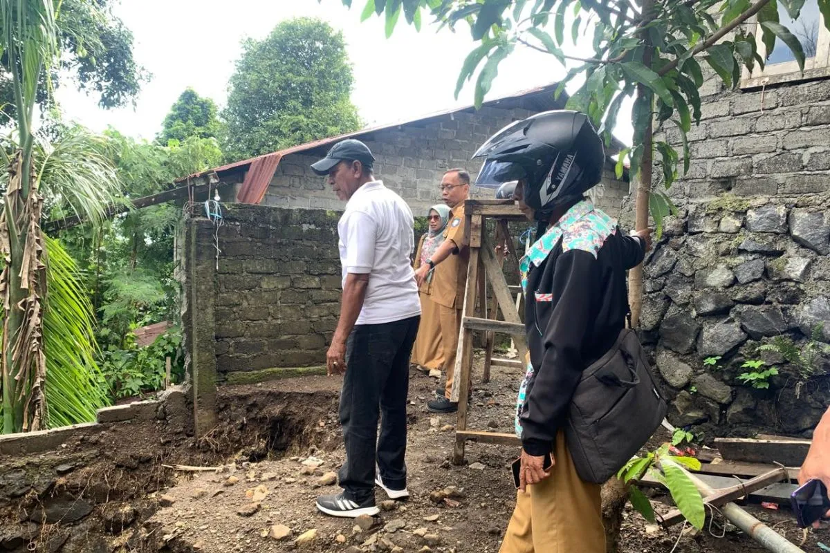 Petugas BPBD Ternate bersama aparatur kelurahan dan kecamatan melakukan pengecekan terhadap potensi wilayah yang terdampak bencana banjir di Ternate, Selasa (17/12/2024).