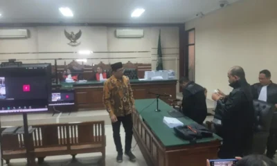 Mantan Bupati Sidoarjo, Ahmad Muhdlor Ali (Gus Muhdlor), selesai menjalani sidang di Pengadilan Negeri (PN) Tindak Pidana Korupsi (Tipikor) Surabaya, Sidoarjo, pada Senin (9/12/2024).