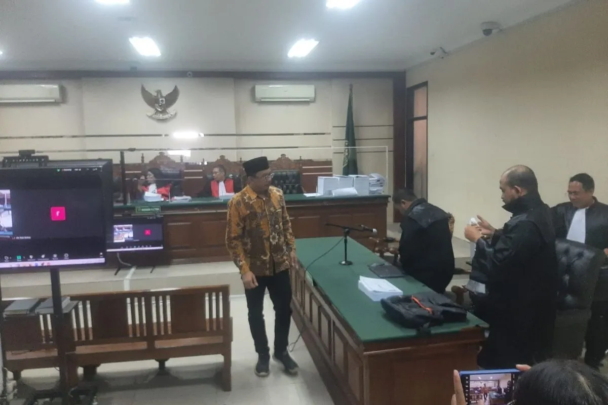 Mantan Bupati Sidoarjo, Ahmad Muhdlor Ali (Gus Muhdlor), selesai menjalani sidang di Pengadilan Negeri (PN) Tindak Pidana Korupsi (Tipikor) Surabaya, Sidoarjo, pada Senin (9/12/2024).