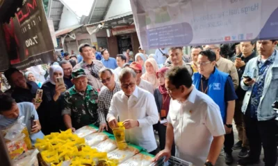 Menko Bidang Pangan Zulkifli Hasan bersama Mendag Budi Santoso meninjau harga kebutuhan pokok di Pasar Dukuh Kupang, Surabaya, Jawa Timur, Jumat (20/12/2024).