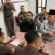 Kejaksaan Negeri (Kejari) Indramayu menerima penyerahan tersangka dan barang bukti atas nama Abdussalam Rasyidi Panji Gumilang (ARPG) atau Panji Gumilang (tengah) dari Bareskrim Polri di Kejari Indramayu, Jawa Barat, pada Senin (9/12/2024). Kejaksaan Agung RI.