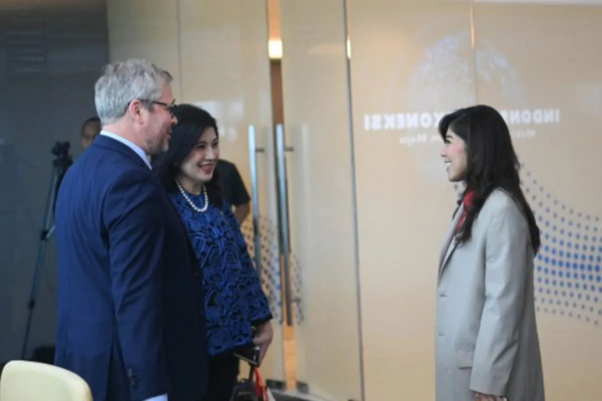 Menkomdigi dan Duta Besar Estonia Lakukan Pertemuan, Ini yang Dibahas 38 Menteri Komunikasi dan Digital Meutya Hafid (kanan) menerima kunjungan Duta Besar Estonia untuk Indonesia, Priit Turk, di Kantor Kementerian Komunikasi dan Digital, Jakarta, Kamis (19/12/2024). Kemkomdigi.
