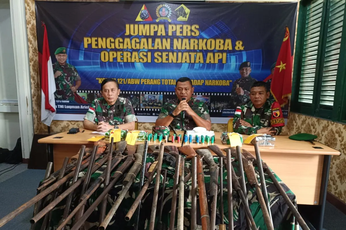 Satgas Pamtas di Kalimantan Barat Sita Puluhan Pucuk Senjata Api Rakitan 39 Rilis Media: Satgas Amankan 92 Pucuk Senjata Api Eks PGRS di Perbatasan Kalbar.