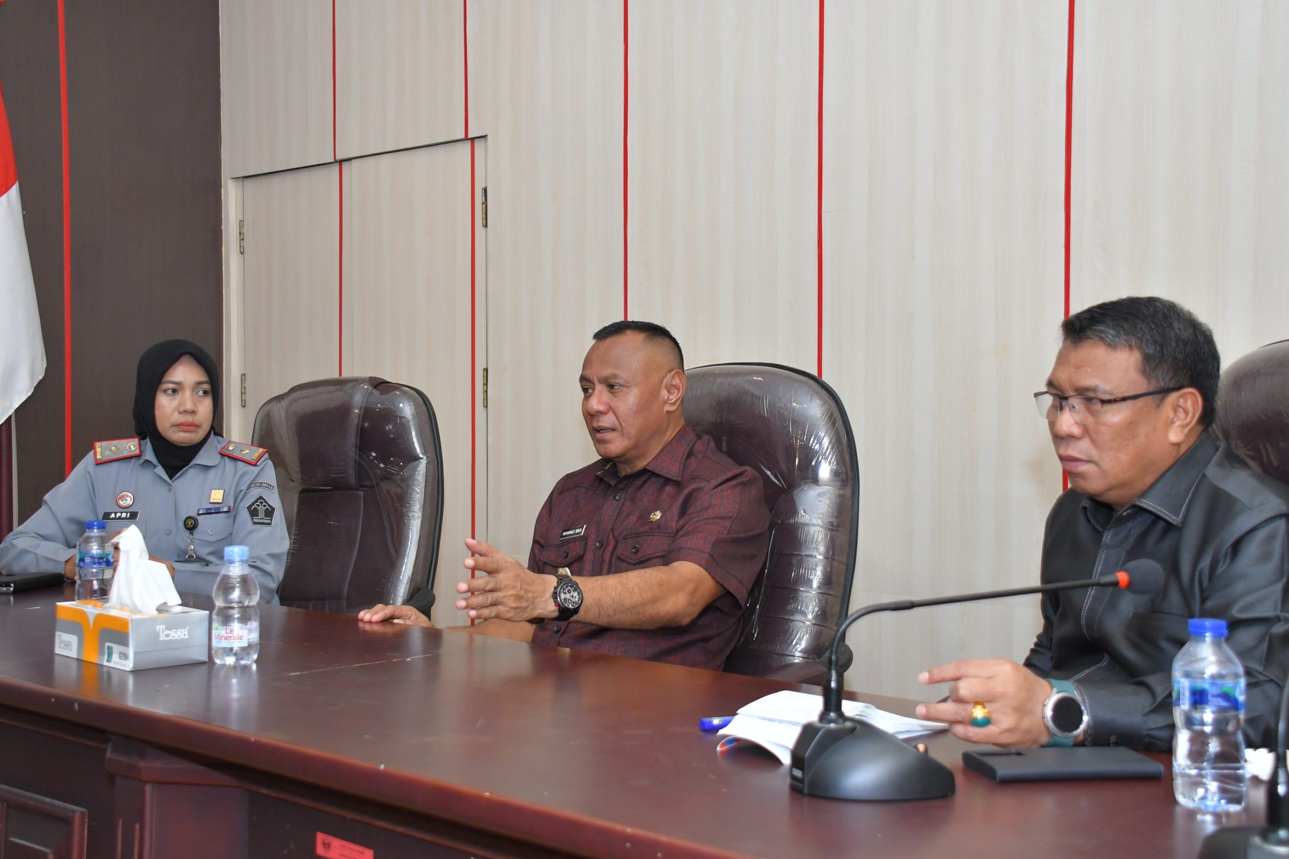 Wakil Walikota Tidore Kepulauan, Muhammad Sinen, SE (tengah) memberikan arahan saat menerima kunjungan Kepala Balai Pemasyarakatan Kelas II Tidore Apriyani bersama jajaran di ruang rapat Sekda.