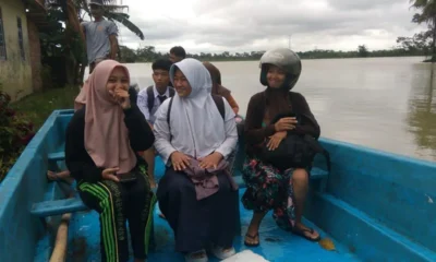 Sejumlah pelajar dan warga terpaksa menggunakan perahu untuk beraktivitas akibat banjir yang melanda wilayah Kecamatan Kroya, Kabupaten Cilacap, Jawa Tengah, pada Selasa (3/12/2024).