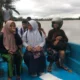 Sejumlah pelajar dan warga terpaksa menggunakan perahu untuk beraktivitas akibat banjir yang melanda wilayah Kecamatan Kroya, Kabupaten Cilacap, Jawa Tengah, pada Selasa (3/12/2024).