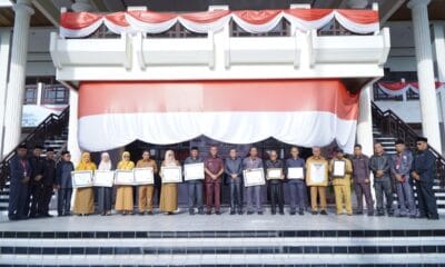 Wakil Wali Kota Tidore Kepulauan, Muhammad Sinen, menyerahkan kembali piagam dan sertifikat 12 Penghargaan Kota Tidore Kepulauan di Penghujung Tahun 2024.