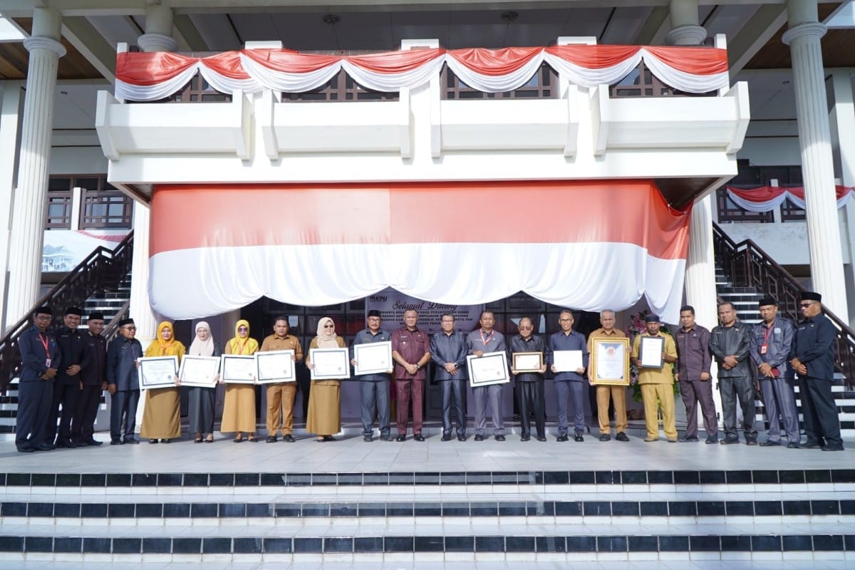 Wakil Wali Kota Tidore Kepulauan, Muhammad Sinen, menyerahkan kembali piagam dan sertifikat 12 Penghargaan Kota Tidore Kepulauan di Penghujung Tahun 2024.