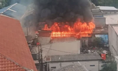 Sebanyak 13 unit rumah kontrakan hangus terbakar di Jalan I Gusti Ngurah Rai RT 001/RW 16, Klender, Duren Sawit, Jakarta Timur, pada Jumat pagi (27/12/2024). Sudin Gulkarmat Jakarta Timur.