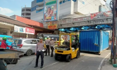 Satlantas Polresta Bogor Kota mengatur lalu lintas saat proses evakuasi truk kontainer yang tersangkut di jembatan perlintasan kereta di Jalan Raden Saleh S. Bustaman, Kota Bogor, Minggu (1/12/2024). Polresta Bogor Kota.