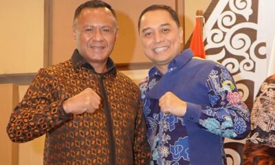 Wakil Wali Kota Tidore Kepulauan Muhammad Sinen saat diajak melakukan sesi foto bersama dengan Wali Kota Surabaya Eri Cahyadi di Acara Peluncuran Buku Best Practice APEKSI, di Yogyakarta, Selasa 10 Desember 2024.