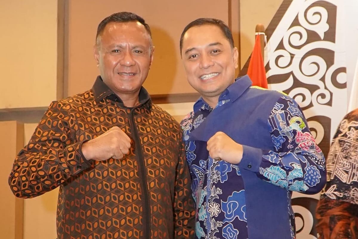 Kota Tidore Urutan 17 Nasional Kota Sangat Inovatif, Muhammad Sinen Ucap Terima Kasih ASN atas Kerja Kerasnya 39 Wakil Wali Kota Tidore Kepulauan Muhammad Sinen saat diajak melakukan sesi foto bersama dengan Wali Kota Surabaya Eri Cahyadi di Acara Peluncuran Buku Best Practice APEKSI, di Yogyakarta, Selasa 10 Desember 2024.