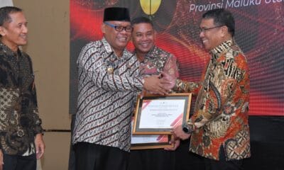 Piagam Penghargaan diserahkan langsung oleh Pj. Gubernur Maluku Utara Samsudin A. Kadir kepada Sekretaris Daerah Kota Tidore Kepulauan Ismail Dukomalamo.