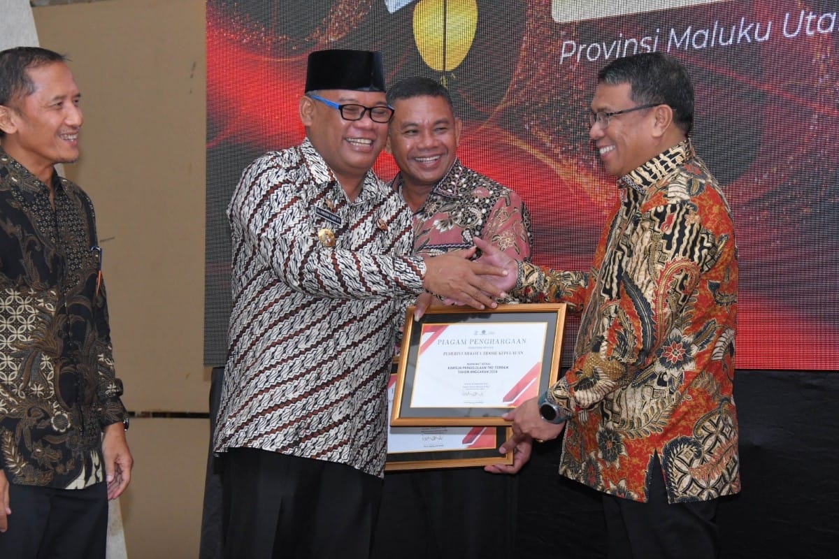 Piagam Penghargaan diserahkan langsung oleh Pj. Gubernur Maluku Utara Samsudin A. Kadir kepada Sekretaris Daerah Kota Tidore Kepulauan Ismail Dukomalamo.