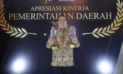 Sekretaris Daerah Kota Tidore Kepulauan, Ismail Dukomalamo, saat menerima 2 penghargaan tersebut.