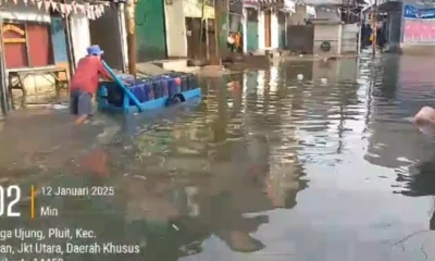 Banjir rob menggenangi Jalan Dermaga Ujung, akses utama menuju Pelabuhan Muara Angke, Penjaringan, Jakarta Utara, pada Minggu pagi. Dokumentasi Pribadi.