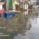 Banjir rob menggenangi Jalan Dermaga Ujung, akses utama menuju Pelabuhan Muara Angke, Penjaringan, Jakarta Utara, pada Minggu pagi. Dokumentasi Pribadi.
