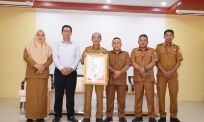 Kepala Dinas Pendidikan Kota Tidore, Zainuddin Umasangadji saat menerima piagam Penghargaan Daerah Pelopor Transformasi Digital untuk Pembelajaran Tahun 2024 dari Balai Penjamin Mutu Pendidikan (BPMP) Maluku Utara.
