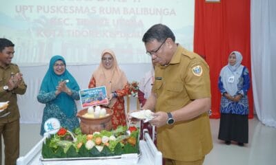 Pemotongan tumpeng oleh Sekretaris Daerah Kota Tidore Kepulauan.