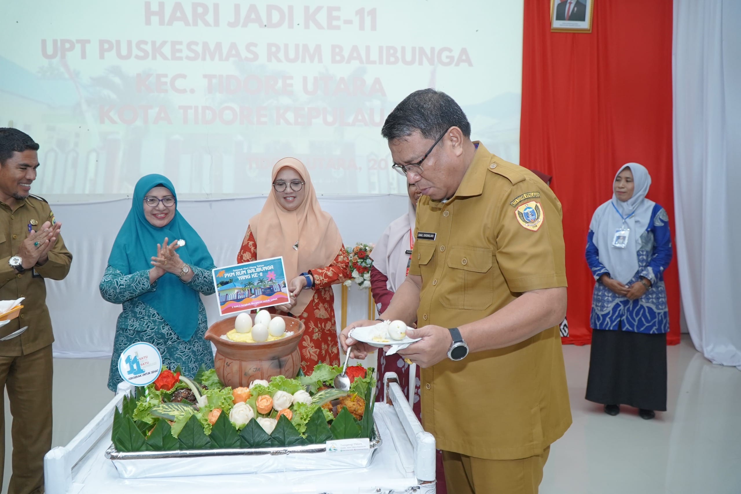 Pemotongan tumpeng oleh Sekretaris Daerah Kota Tidore Kepulauan.