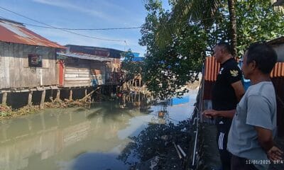 Wakil Wali Kota Tidore Kepulauan Muhammad Sinen meninjau kondisi aliran sungai pasca banjir di sekitar Pelabuhan Sofifi.