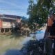 Wakil Wali Kota Tidore Kepulauan Muhammad Sinen meninjau kondisi aliran sungai pasca banjir di sekitar Pelabuhan Sofifi.