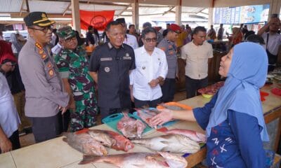 Wali Kota Tidore Kepulauan Muhammad Sinen dan Wakil Wali Kota Ahmad Laiman Tinjau Pasar Galala.