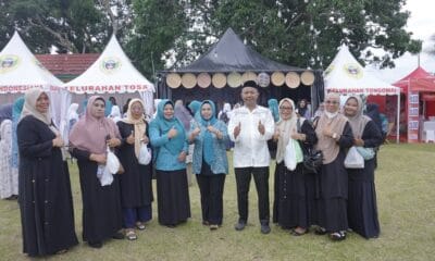 Ketua TP PKK Hj. Rahmawati Muhammad Sinen bersama para pengunjung Stand TP PKK Tidore.