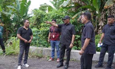 Wali Kota Tidore Kepulauan Muhammad Sinen, SE bersama Wakil Wali Kota Ahmad Laiman, S.Sos meninjau salah satu titik yang mengakibatkan banjir di Kelurahan Tomalou Kecamatan Tidore Selatan.