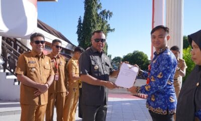 Wali Kota Tidore Kepulauan Muhammad Sinen, SE didampingi Wakil Wali Kota Ahmad Laiman S. Sos menyerahkan SK 80% dan SK Perpanjangan secara simbolis kepada CPNS dan PPPK usai memimpin Apel gabungan.