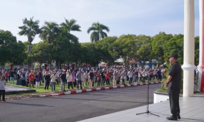 Wali Kota Tidore Kepulauan Muhammad Sinen, SE memimpin Apel gabungan ASNNon ASN pasca libur dan Cuti bersama, di Halaman Kantor Wali Kota Tidore.