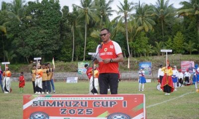 Wali Kota Tidore Kepulauan Muhammad Sinen, SE menyampaikan sambutan sekaligus membuka dengan resmi Sumkuzu CUP I Tahun 2025 di lapangan sepak bola Sumkusu Kelurahan Ome.