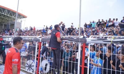 Wali Kota Tidore Muhammad Sinen dan Wakil Wali Kota Ahmad Laiman menyapa para suporter di Lapangan Gurabati.