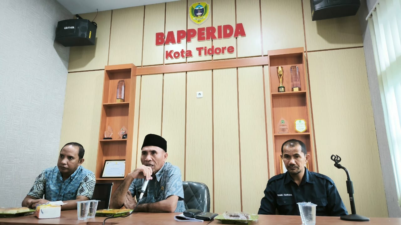 Asisten Sekda Bidang Perekonomian dan Pembangunan, Taher Husain, S.IP, (tengah)Saat Memberika Arahan Pada Kegiatan Pendampingan Teknis Inovasi Daerah.