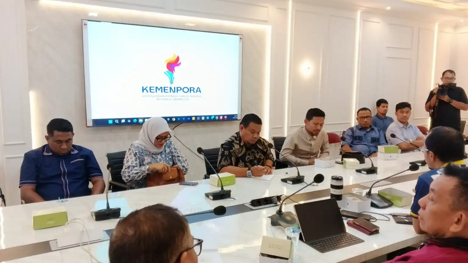 Pertemuan Komisi III DPRD Kota Tidore dengan Kemenpora, Sejumlah Usulan Disampaikan 39 Pertemuan Komisi III DPRD Kota Tidore Kepulauan dengan Kementerian Pemuda dan Olahraga (Kemenpora) di Jakarta.