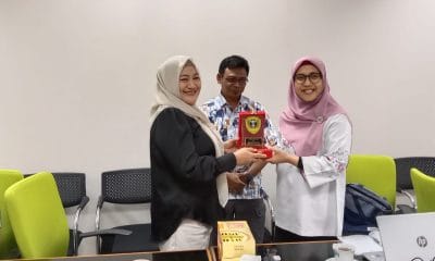 Penyerahan Cinderamata di Kementerian Pemberdayaan Perempuan dan Perlindungan Anak (PPA). Dalam rangkaian kunjungan kerja Komisi I DPRD Kota Tidore Kepulauan bersama Dinas Pemberdayaan Perempuan dan Perlindungan Anak (DP3A).