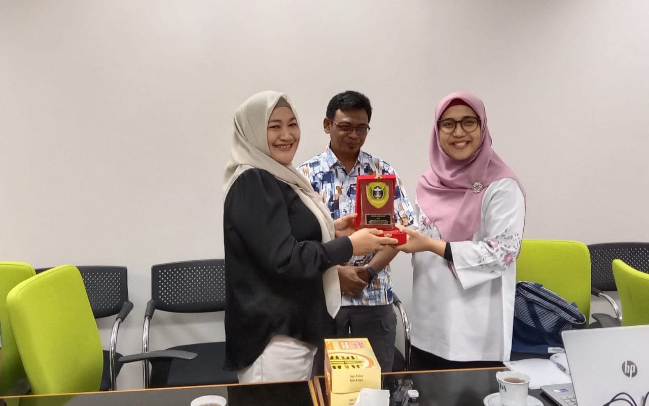Penyerahan Cinderamata di Kementerian Pemberdayaan Perempuan dan Perlindungan Anak (PPA). Dalam rangkaian kunjungan kerja Komisi I DPRD Kota Tidore Kepulauan bersama Dinas Pemberdayaan Perempuan dan Perlindungan Anak (DP3A).