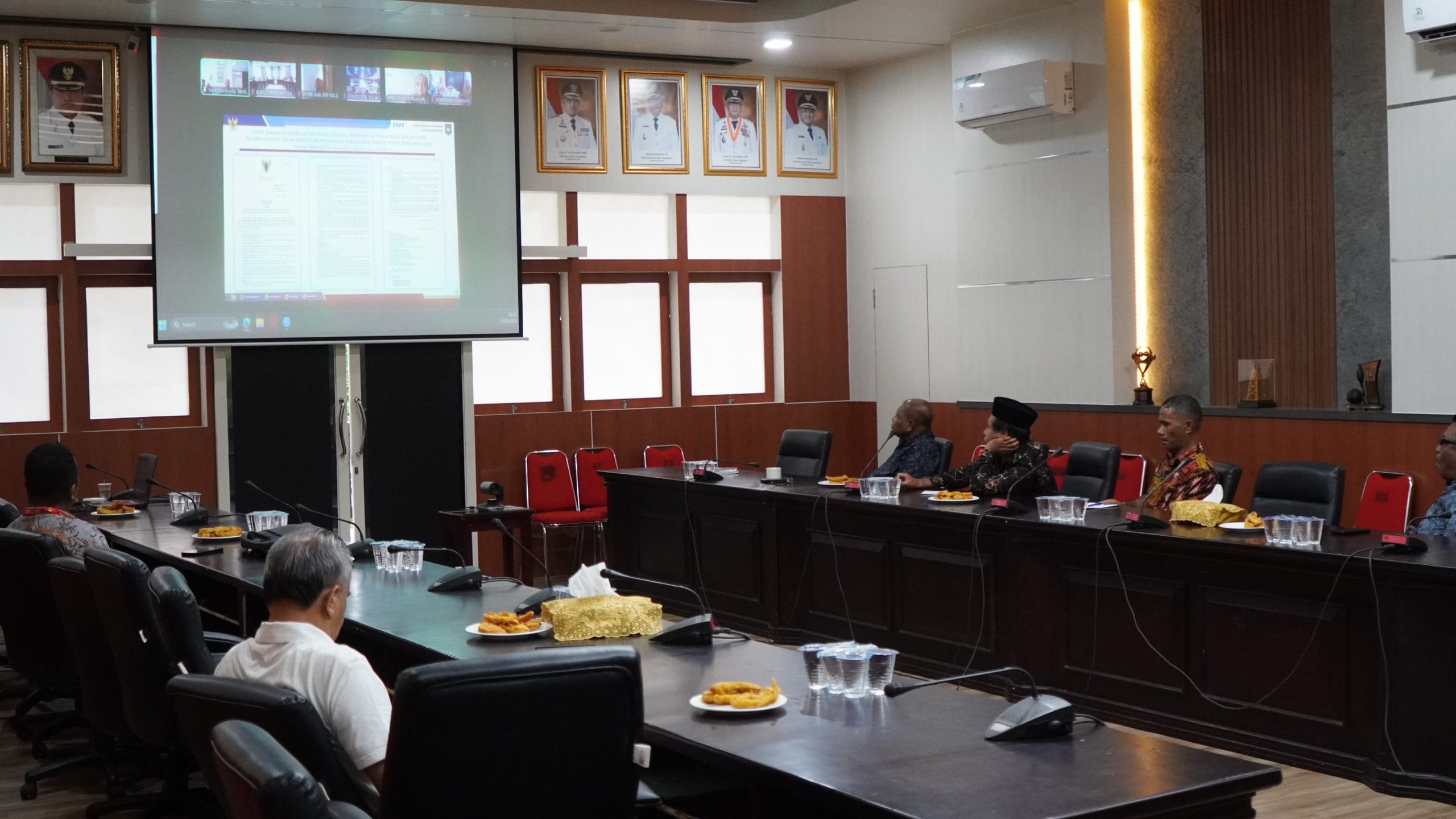 Sekda Tidore Kepulauan Ikuti Rakor Virtual Terkait Penyesuaian Pendapatan dan Efisiensi Belanja Daerah APBD 2025 38 Sekretaris Daerah Kota Tidore Kepulauan Ismail Dukomalamo bersama pimpinan OPD terkait mengikuti Rapat Koordinasi Monitoring Hasil Penyesuaian Pendapatan dan Efesien APBD Tahun 2025.