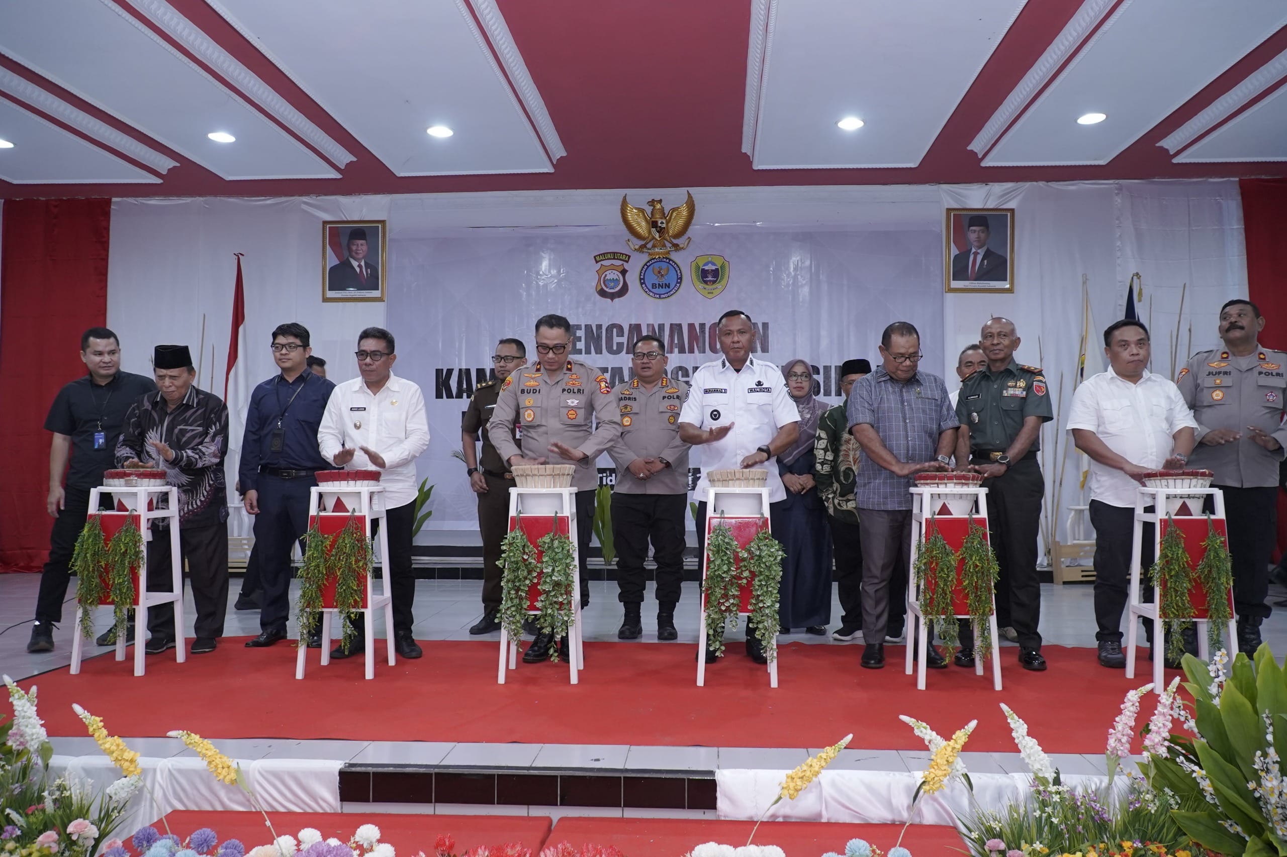 Wali Kota Tidore Kepulauan Muhammad Sinen, bersama Kepala BNN Provinsi Maluku Utara Budi Mulyanto dan Wakil Wali Kota Ahmad Laiman, beserta Forkompinda Kota Tidore Kepulauan melakukan pemukulan tifa.