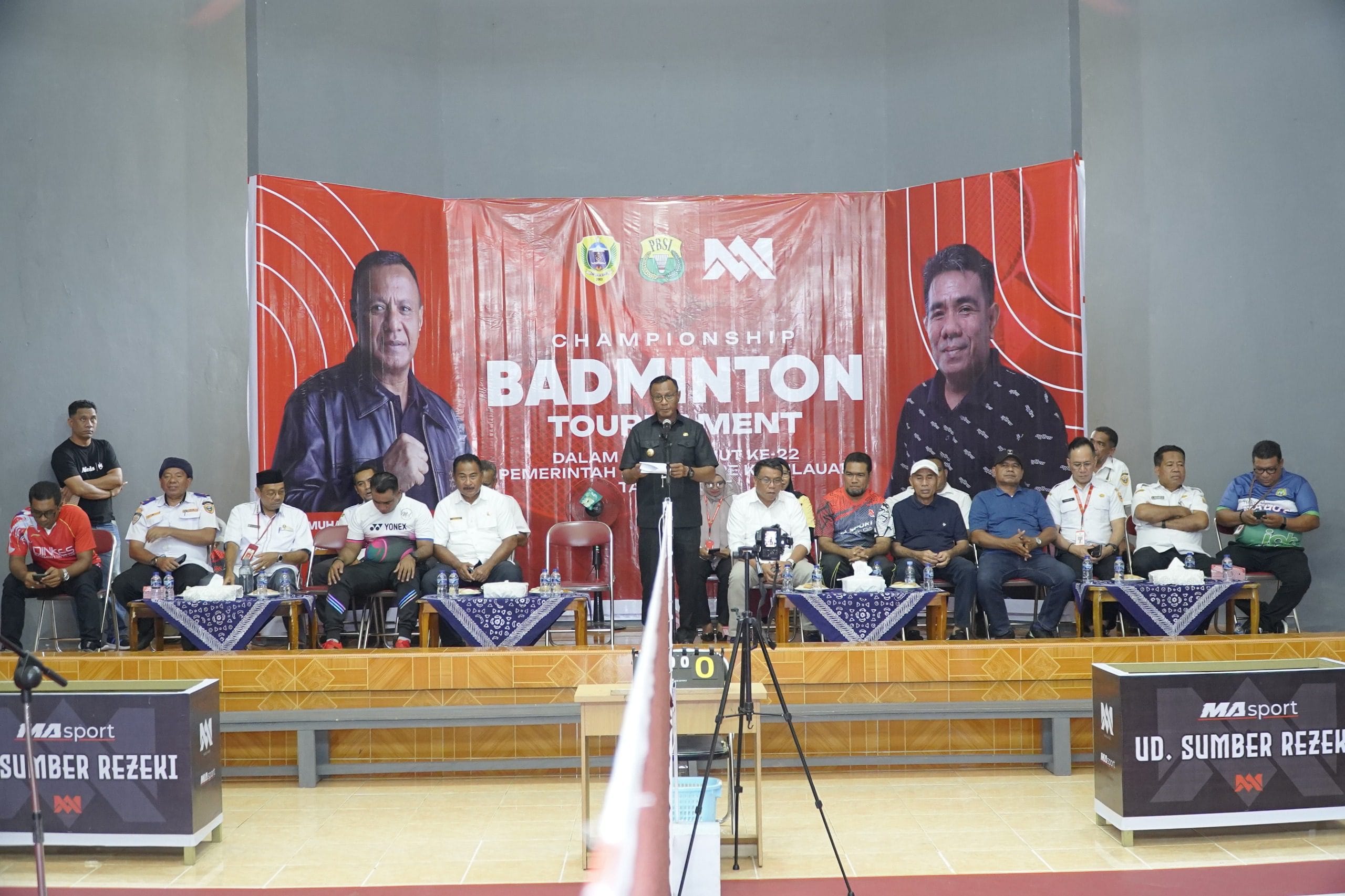 Meriahkan HUT Pemkot Tidore ke 22, Wali Kota Muhammad Sinen Buka Turnamen Badminton 38 Walikota Tidore Kepulauan, Muhammad Sinen, SE memberikan sambutan sekaligus membuka dengan resmi Championship Badminton Tournament dalam rangka memeriahkan HUT Ke-22 Pemerintah Kota Tidore Kepulauan.