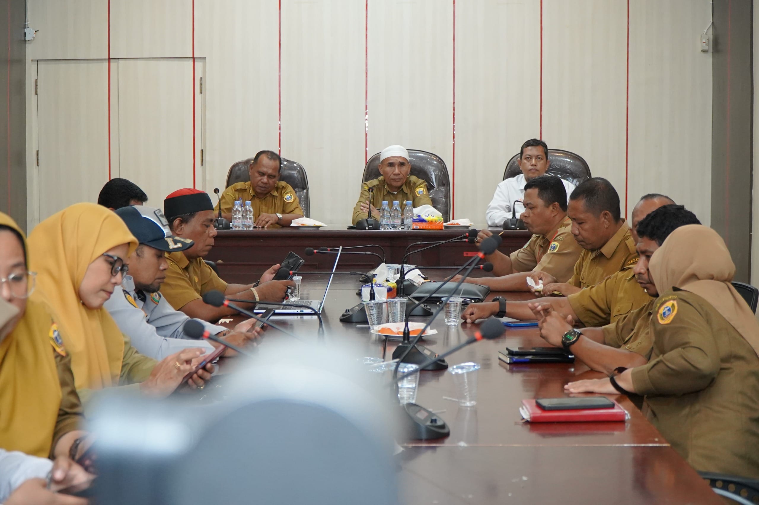 Asisten Sekda Bidang Perekonomian dan Pembangunan Taher Husaen, S.IP bersama Tim TPID Tidore mengikuti Rakor pengendalian Inflasi Daerah Tahun 2025 melalui Zoom di ruang rapat Sekda.