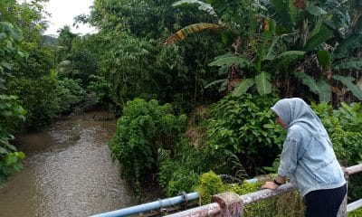 Anggota DPRD Kota Tidore Kepulauan Nurul Asnawiah, saat melakukan pemantauan dampak banjir di beberapa kelurahan di Kecamatan Tidore Utara.