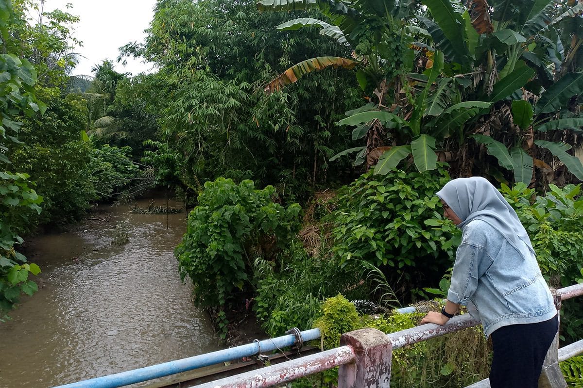 Anggota DPRD Kota Tidore Kepulauan Nurul Asnawiah, saat melakukan pemantauan dampak banjir di beberapa kelurahan di Kecamatan Tidore Utara.