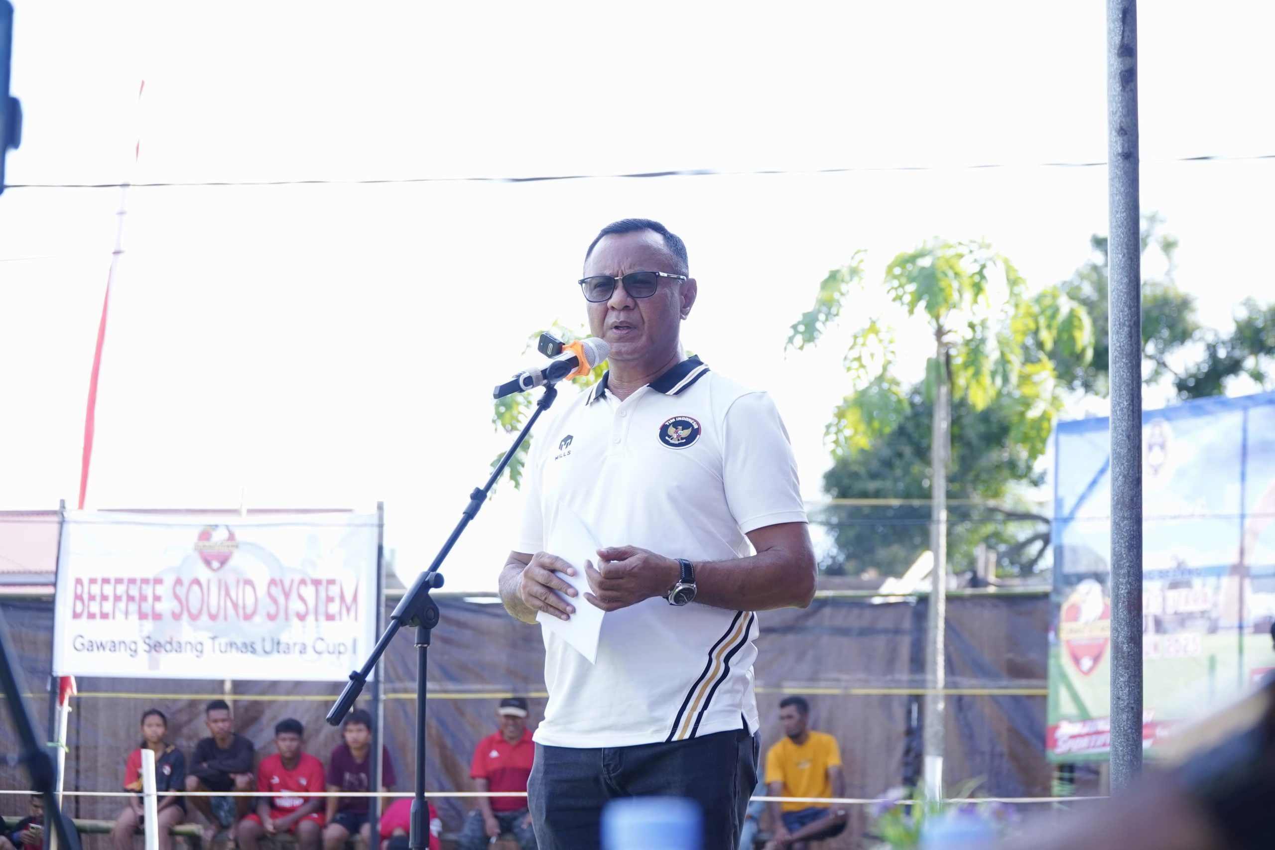 Wali Kota Tidore Kepulauan Muhammad Sinen, SE menyampaikan sambutan sekaligus membuka dengan resmi sepak bola Gawang Sedang Tunas Utara CUP I di Kelurahan Rum Balibunga Kecamatan Tidore Utara.