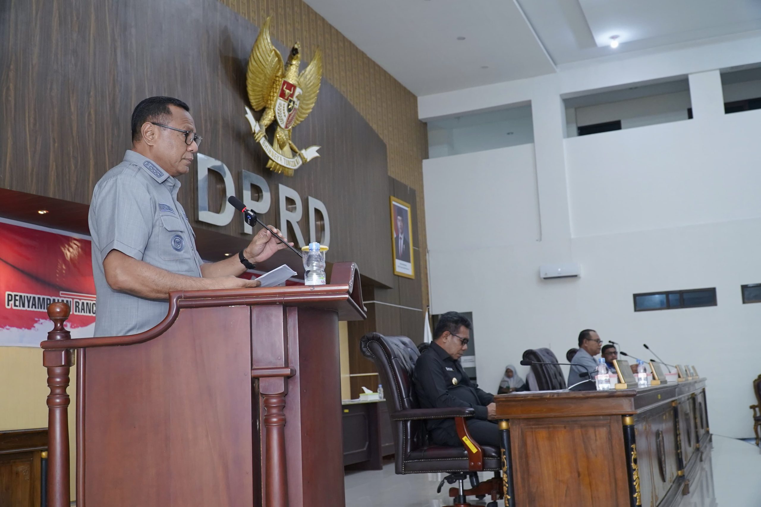 Wali Kota Tidore Kepulauan Muhammad Sinen, SE menyampaikan pidato pada Rapat Paripurna ke-5 masa persidangan III tentang penyampaian Rancangan awal RPJMD Kota Tidore Kepulauan Tahun 2025-2029.
