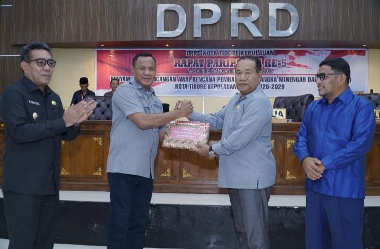 DPRD Kota Tidore Kepulauan Gelar Paripurna Penyampaian Rancangan Awal RPJMD 2025–2029 39 Penyerahan dokumen rancangan awal RPJMD Kota Tidore Kepulauan.