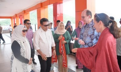 Wakil Wali Kota dan Ketua I TP PKK Kota Tidore Sambut kedatangan Duta Besar Spanyol.