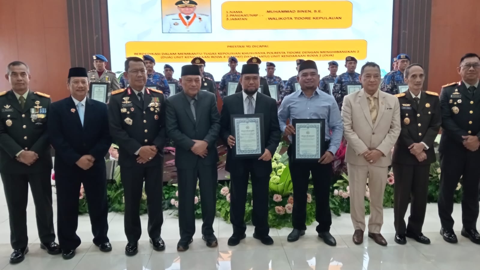 Wali Kota Tidore Terima Penghargaan dari Polda Maluku Utara atas Dukungan terhadap Tugas Kepolisian 39 Wali Kota Tidore Terima Penghargaan dari Polda Maluku Utara atas Dukungan terhadap Tugas Kepolisian.