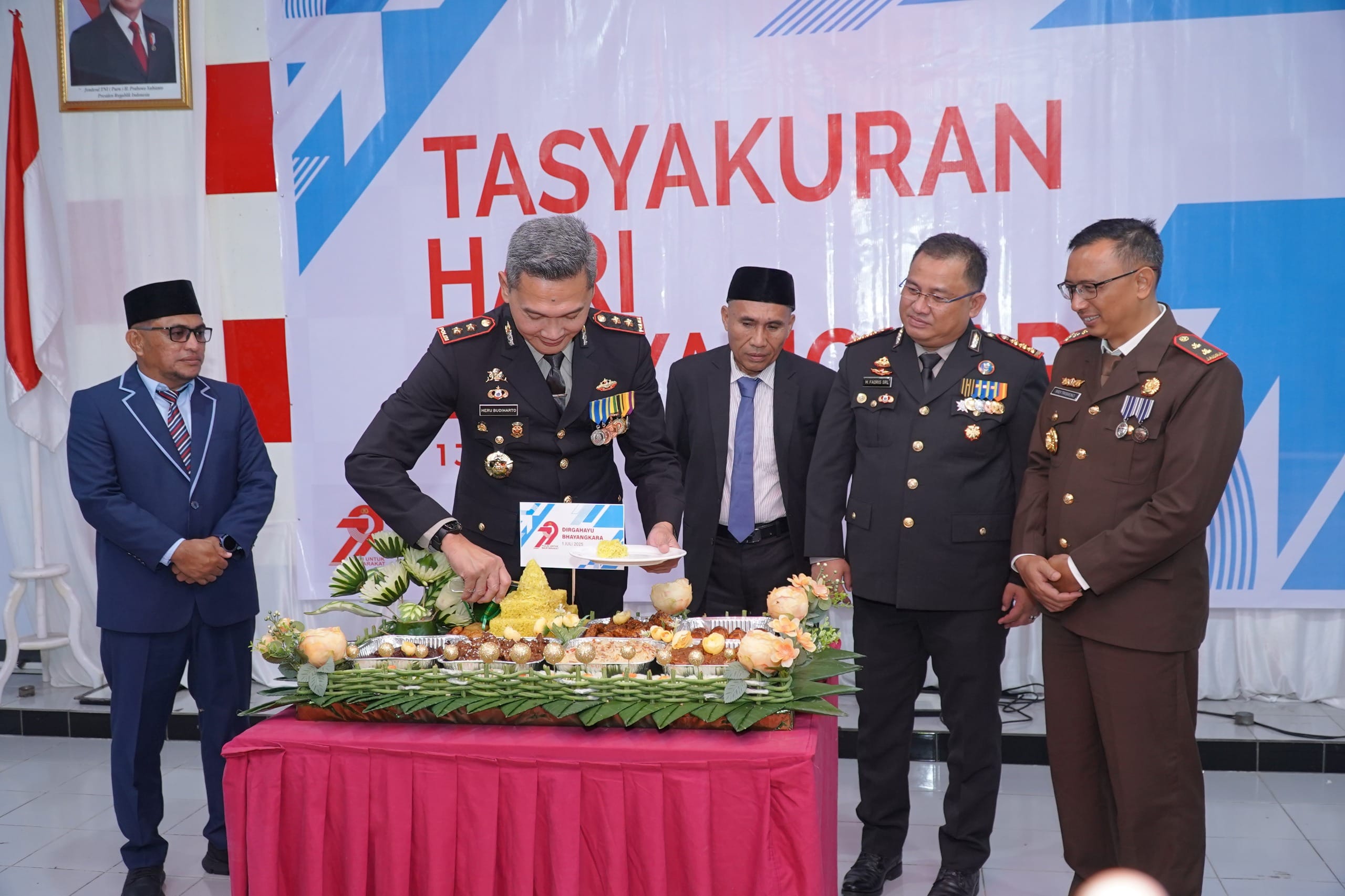 Asisten Sekda Sampaikan Terima Kasih atas Dedikasi Polresta Tidore di Momen Syukuran HUT ke 79 Bhayangkara 39 Asisten Sekda Sampaikan Terima Kasih atas Dedikasi Polresta Tidore di Momen Syukuran HUT ke 79 Bhayangkara.